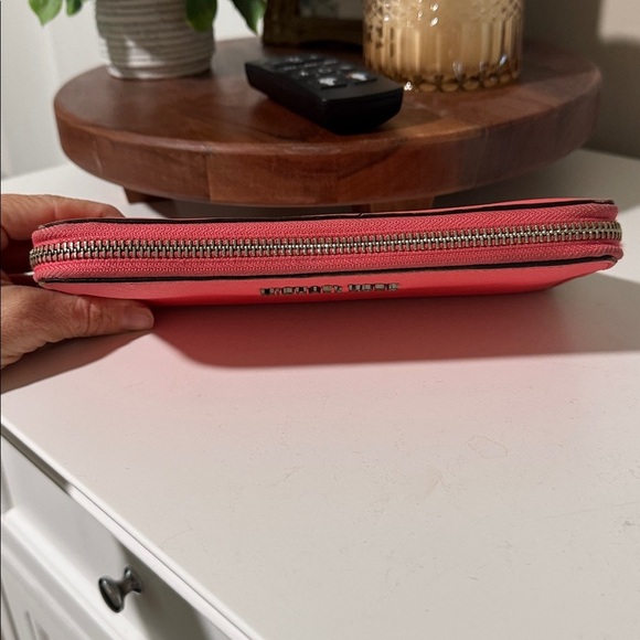 Michael Kors wallet - Picture 2 of 10